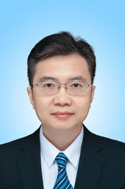 工学学士,中共党员,现任呼和浩特市委常委,市政府党组副书记,副市长