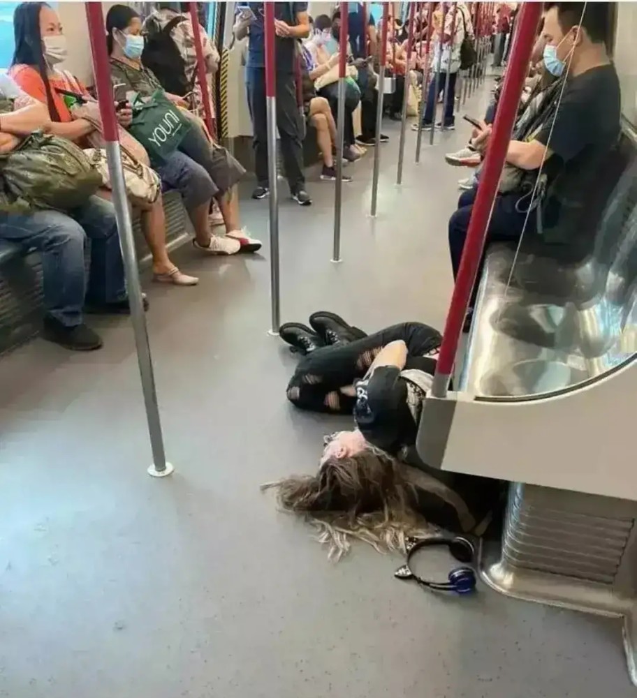 一名年轻女孩子在地铁车厢突然晕倒,车厢没有人敢上去
