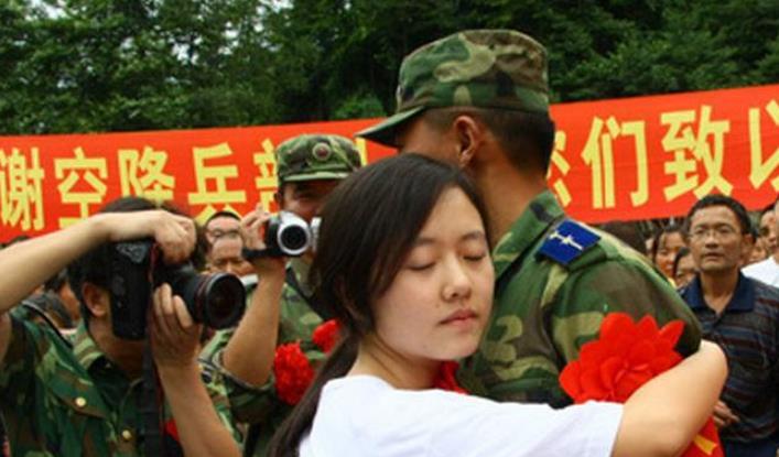 汶川地震中,那位被青年所救的美女,为报恩以身相许,后来怎样了