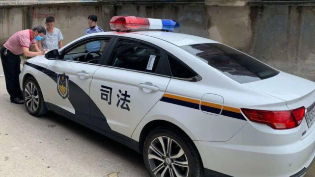 同是警车,为啥有的上面喷印"警察",有的则喷印"公安"