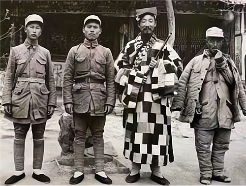 八路军六位师长,唯他没有授元帅,晚年却当副主席,儿子