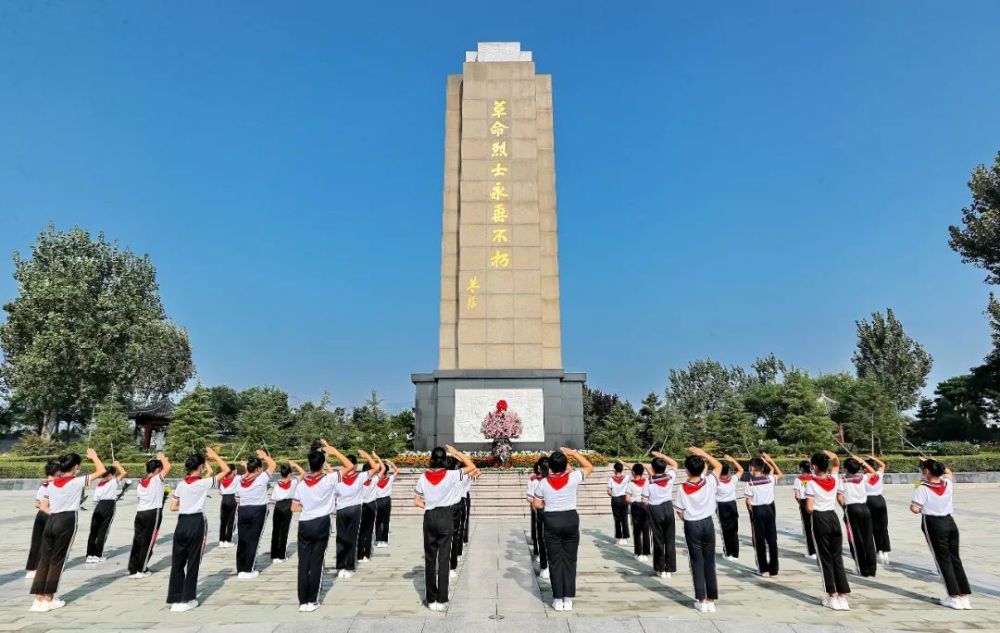 【今天,鲜花献给英烈】缅怀革命先烈 传承红色精神