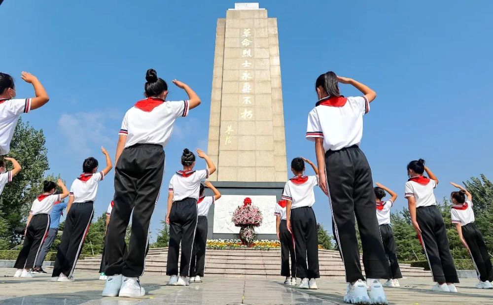 上写下"缅怀先烈,砥砺前行"感谢英雄烈士们让我们过上幸福的生活"