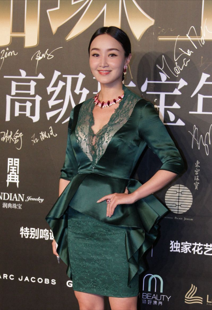 赵子琪成熟有范儿,穿绿色裙展现饱满身形,透而不俗的效果挺难的