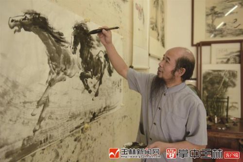 一个月成交数十幅健马画作……他便是自称"农民画家"的姚德汉