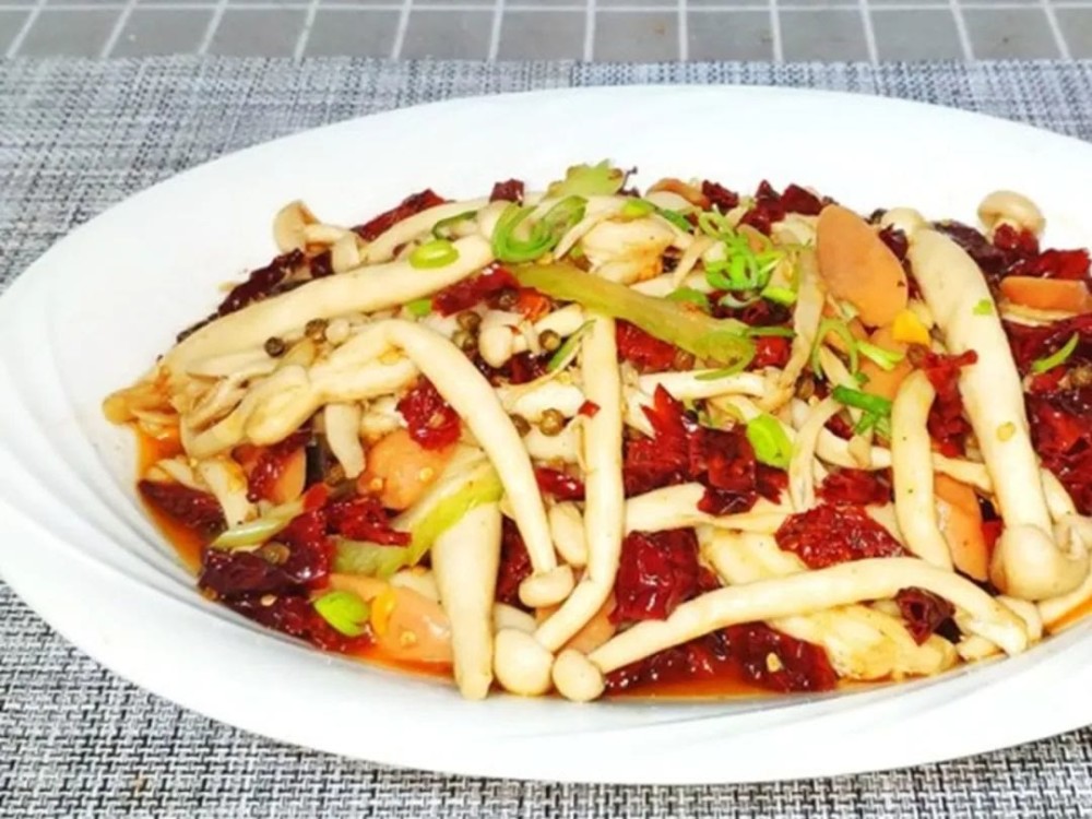 【主辅材料】海鲜菇,盐,糖,鸡精,味精,蚝油,生抽,蒜,姜,花椒,干辣椒