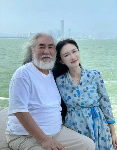 70岁张纪中默认再度当爸?小31岁娇妻小腹微凸被疑怀三