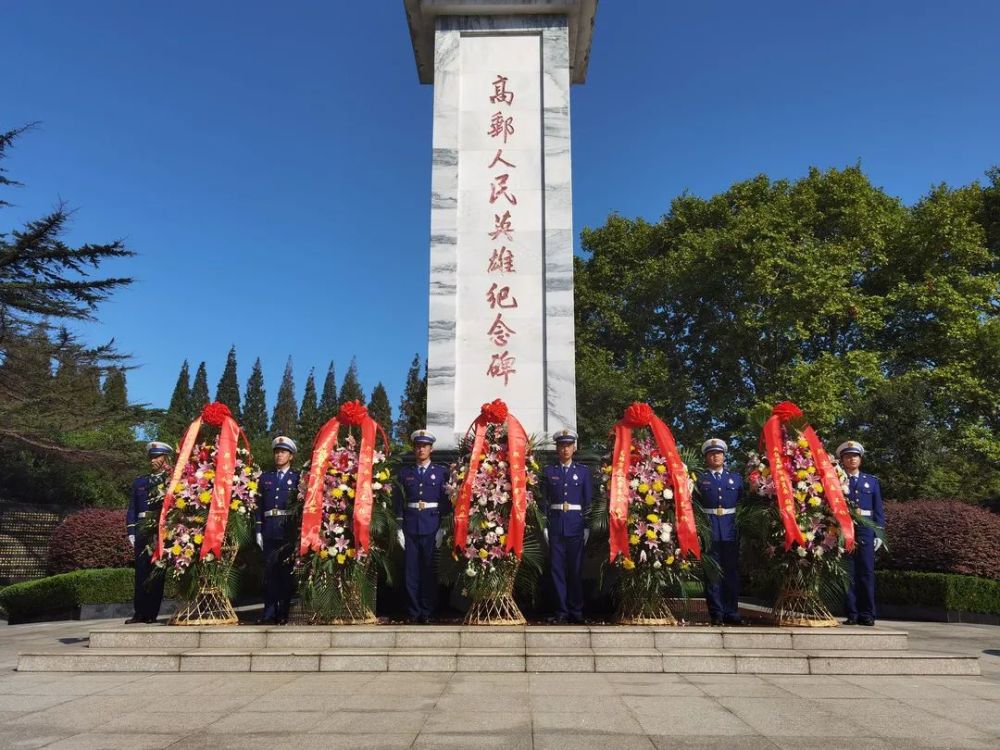 9月30日,高邮革命烈士陵园庄严肃穆,道路两旁松柏苍翠,革命烈士纪念碑