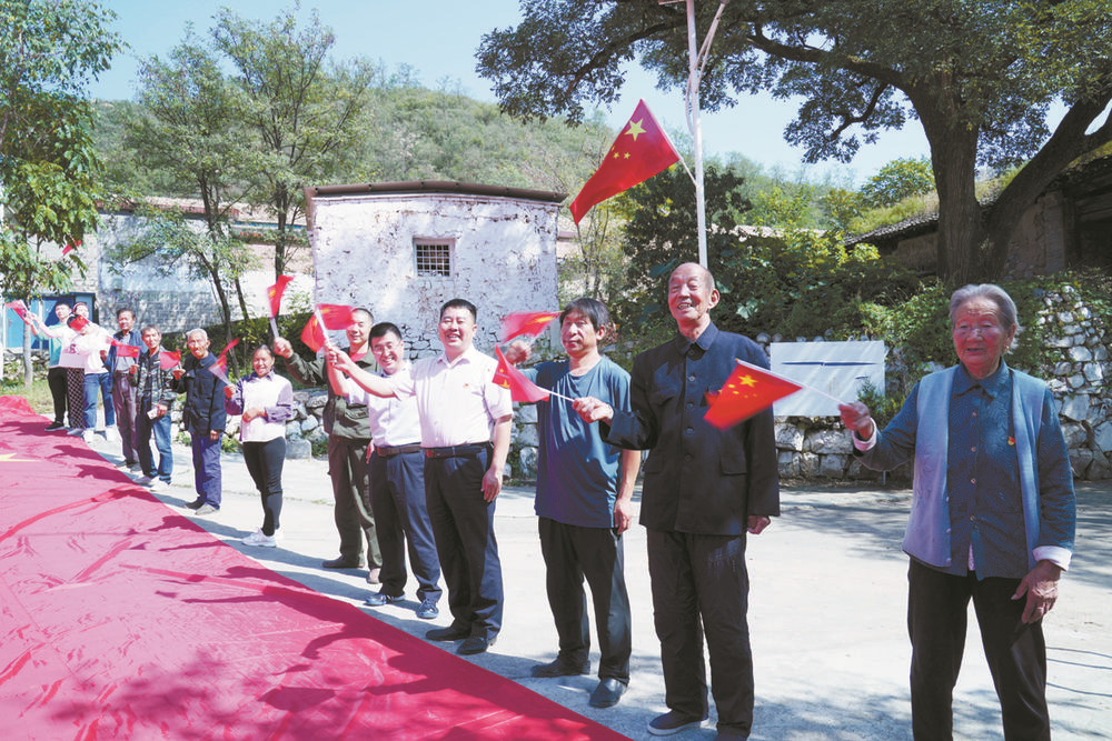 五星红旗飘起来喜迎国庆小山村展示巨幅国旗