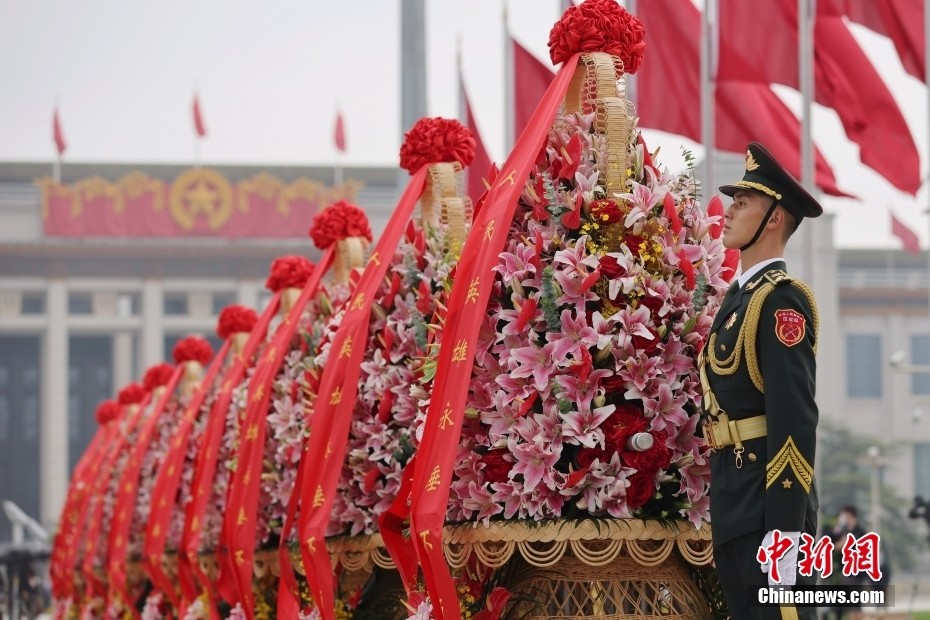 9月30日,烈士纪念日向人民英雄敬献花篮仪式在北京天安门广场隆重举行