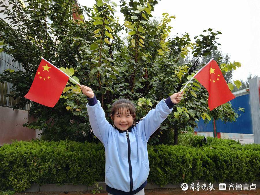 我和国旗合个影希望小学娃娃们笑脸纯真祝福祖国母亲生日快乐