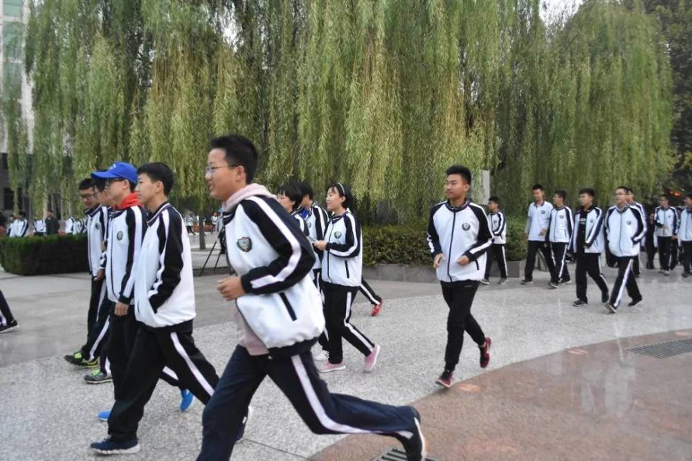 校服统一之后,又有一种"新型攀比"悄然兴起,男同学尤为严重