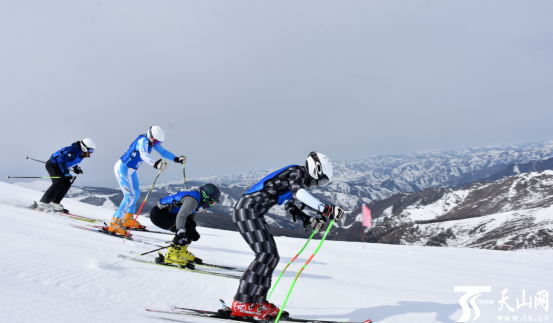 雪友在可可托海国际滑雪度假区滑雪(资料图片.富蕴县委宣传部供图