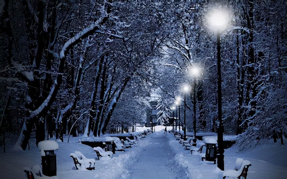 东北下雪迎来冬季南方还处于高温天气中或出现极寒冷冬