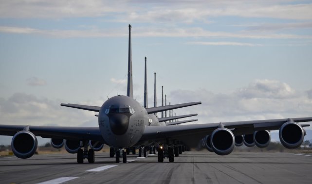 美军20架kc-135加油机进行密集起飞演练,还不忘狠狠自夸一番