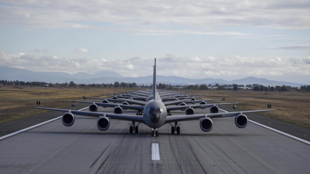 美军20架kc-135加油机进行密集起飞演练,还不忘狠狠自夸一番