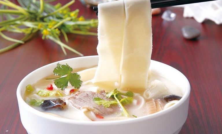 郑州美食烩面胡辣汤黄河大鲤鱼郑州6种地道美食为大一新生接风