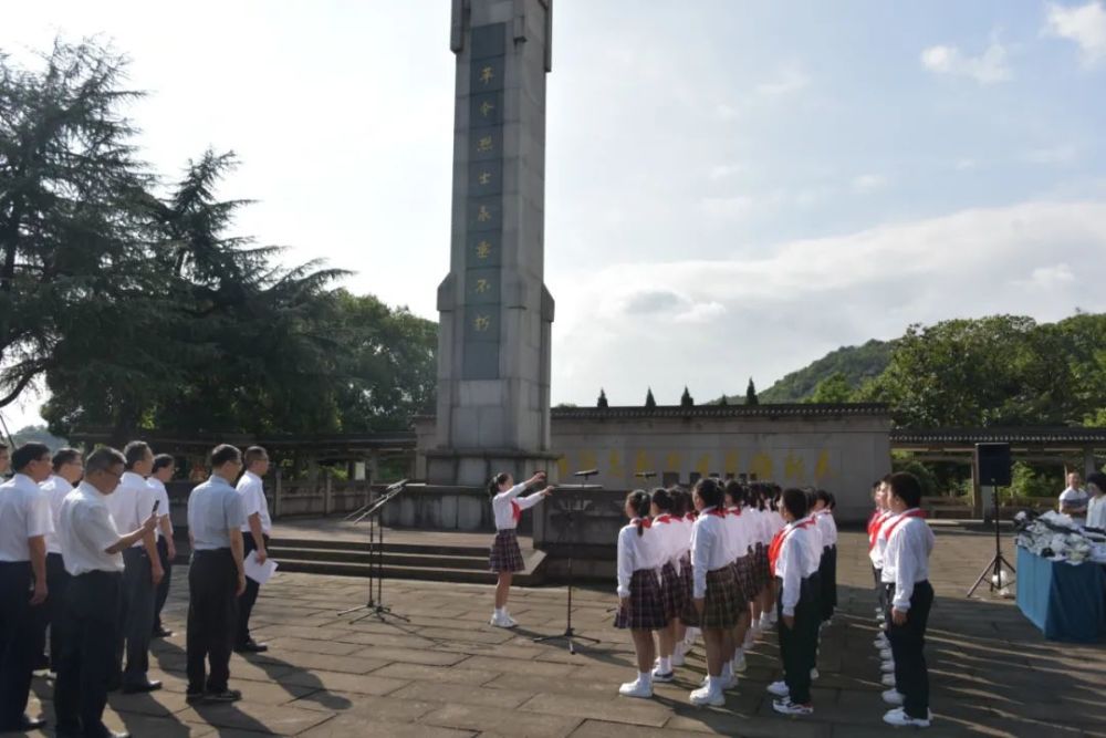 今天上午,柯桥区烈士陵园庄严举行纪念活动,深切缅怀革命先烈,大力