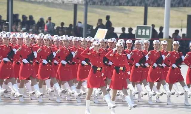 气质女学霸:名校毕业毅然入伍,服役陆军部队,获多项荣誉还参与大阅兵