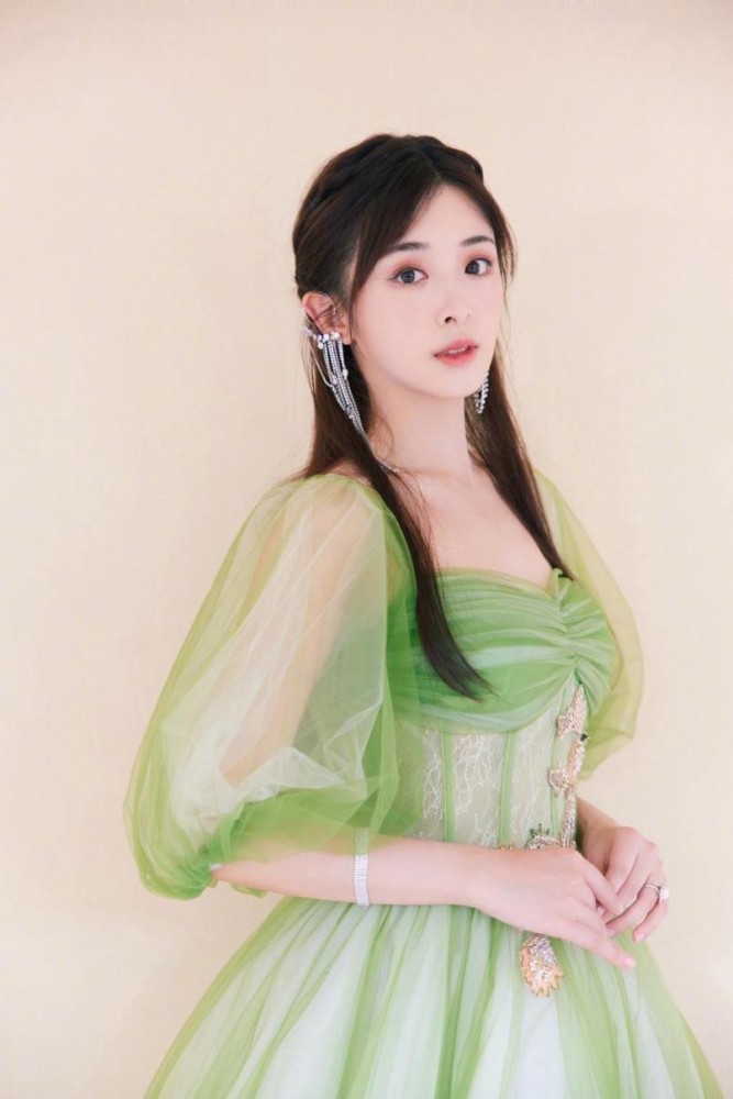 张含韵穿仙女裙看着太少女了绿色纱裙尽显魅力美回十八岁