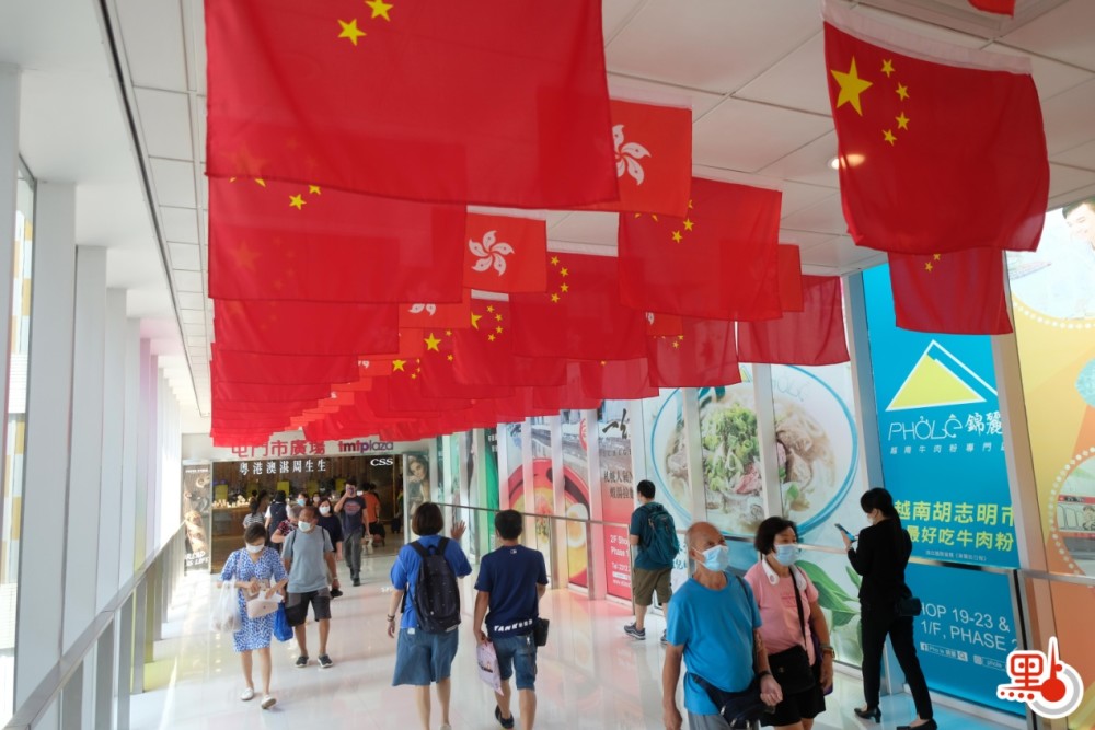 港媒:国庆节将至,香港街头飘扬国旗和区旗