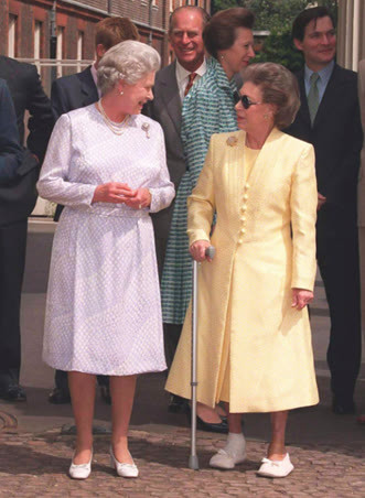 玛格丽特公主15岁抽烟,仆人端着烟灰缸贴身伺候,后半生花钱续命