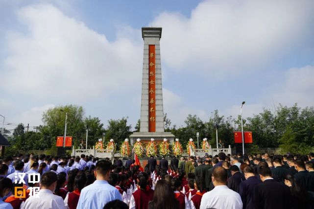 鲜花敬英雄 9月30日是我国第八个烈士纪念日,我市在汉台区烈士陵园