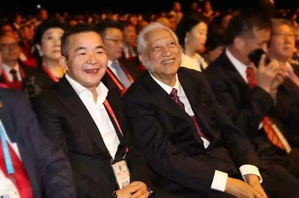 熊德龙被中国夫妻领养用一生热爱中国还将五星红旗升在美国上空
