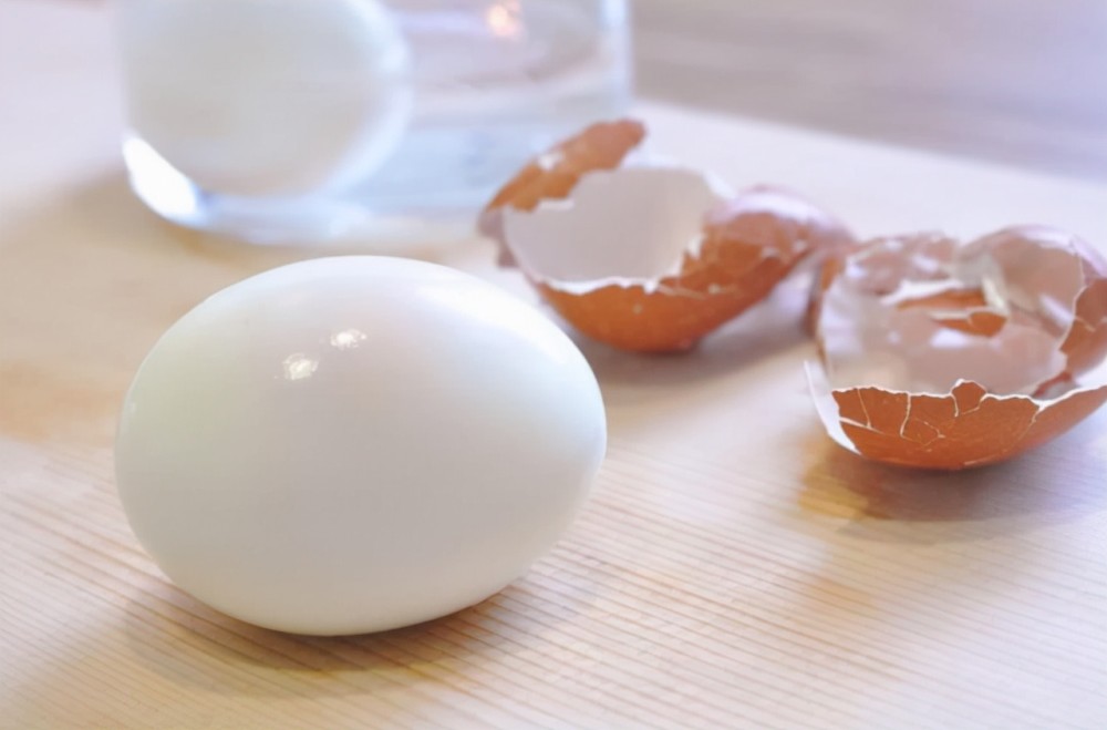 鸡蛋作为早餐桌上最为常见的食材,有多种吃法,比如:水煮鸡蛋,煎鸡蛋