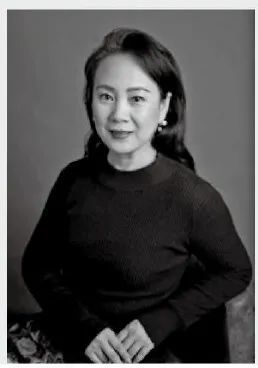 程应奋新疆艾德莱斯研发推广中心设计总监,中国十佳时装设计师,新疆