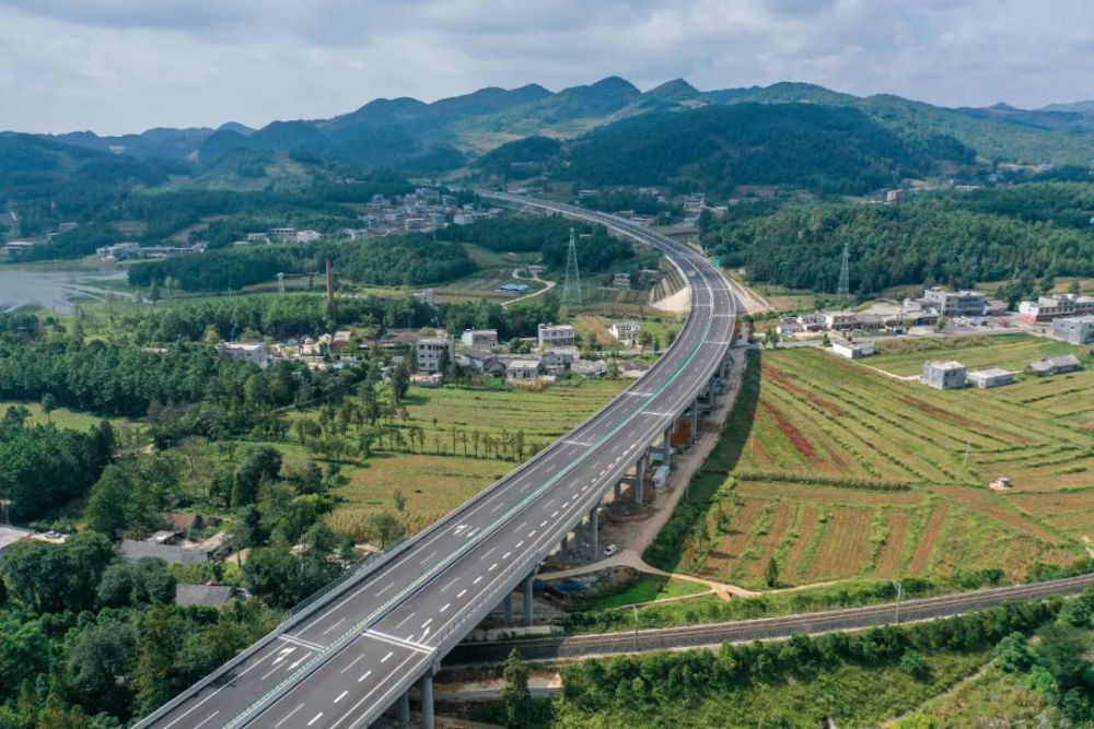 贵州威宁至围仗高速公路即将于10月1日0时0分正式通车