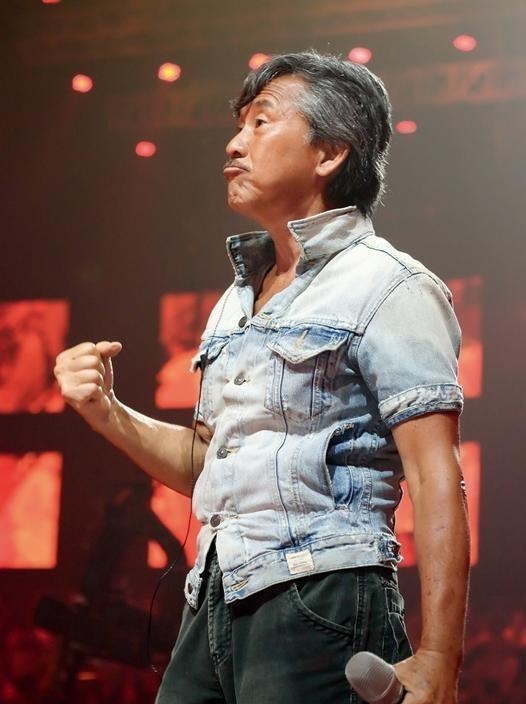 74岁林子祥因帅上热搜,让成龙疯狂乱舞,他却为何低调谦卑如尘埃
