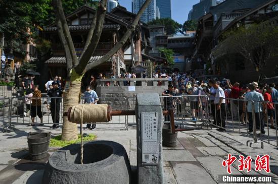 重庆十八梯传统风貌区开街首日 游人如织