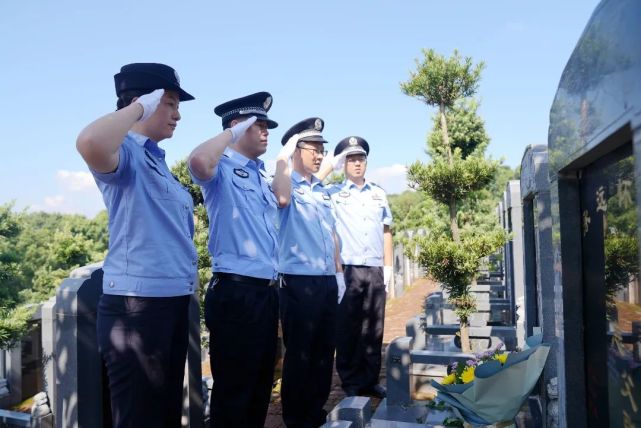 纪念碑前 戴志刚同志领誓 民警高举右手 重温入警誓词