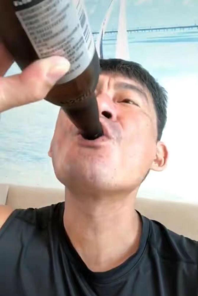从知名歌手到"酒蒙子",景岗山就这样改写了他的结局