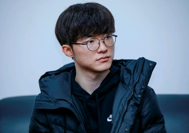 炫神直播怒喷faker,跟他合过影就会变捞?马老师就是最