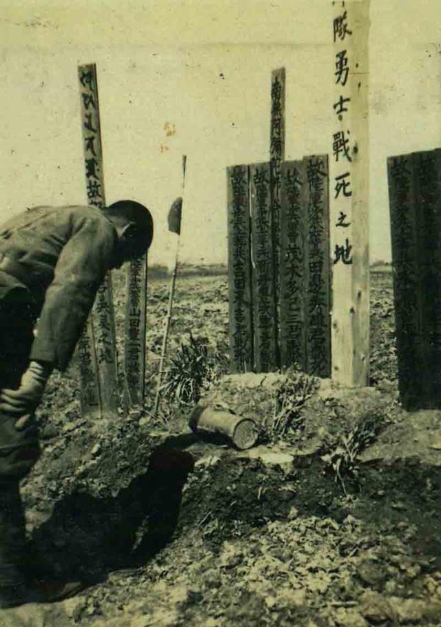 南京大屠杀:大批日本女兵戴着口罩进入屠杀现场:看懂的人都哭了