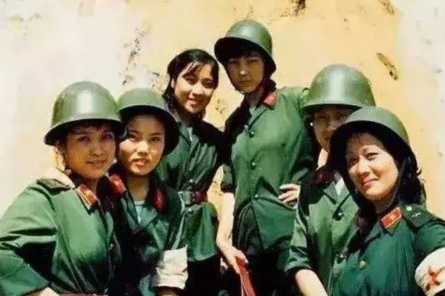 1986年老山战场旧照《死吻》,女主人公张茹退伍后,过