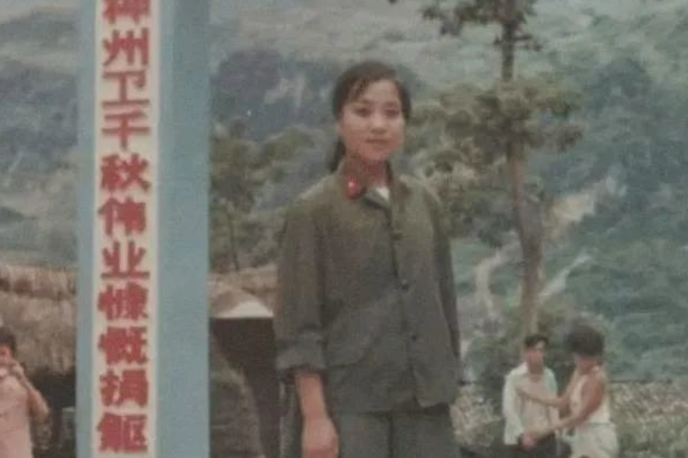 1986年老山战场旧照《死吻》,女主人公张茹退伍后,过得怎样?