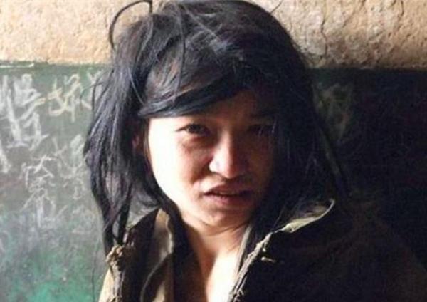 看着报纸上的那个女孩子,曹永亮忍不住大哭了起来,这是他的妹妹,可