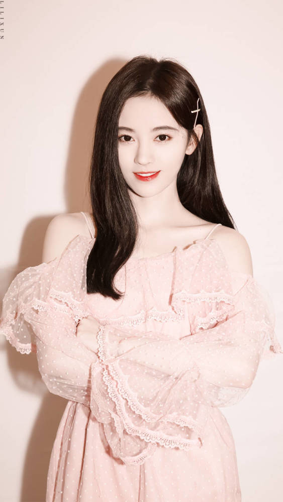 元气少女鞠婧祎,一路被黑,如今却也爆火了起来?