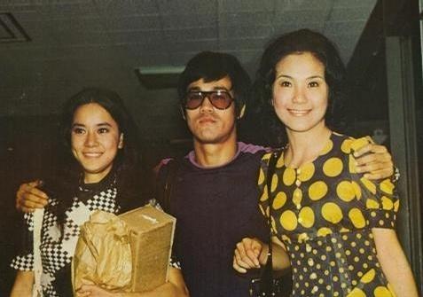 当时恰逢李小龙妻子琳达举办生日宴,丁佩作为炙手可热的女星受到邀请.