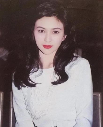 关之琳59岁庆生照曝光,皮肤白皙紧致不显老,右手无名指钻戒吸睛