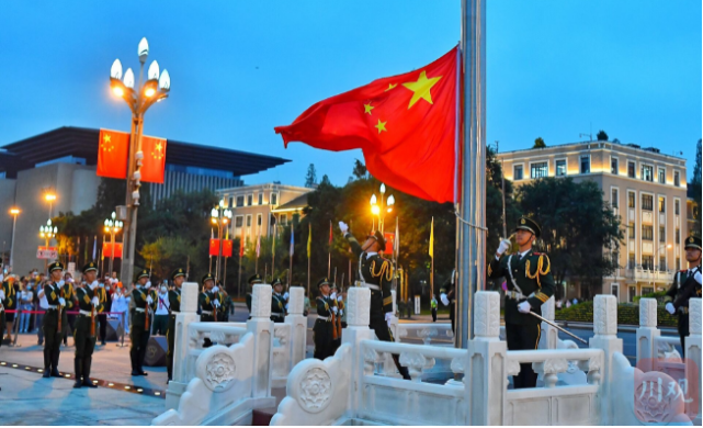 在现场|天府广场升国旗迎国庆,祝福祖国母亲72周年华诞!