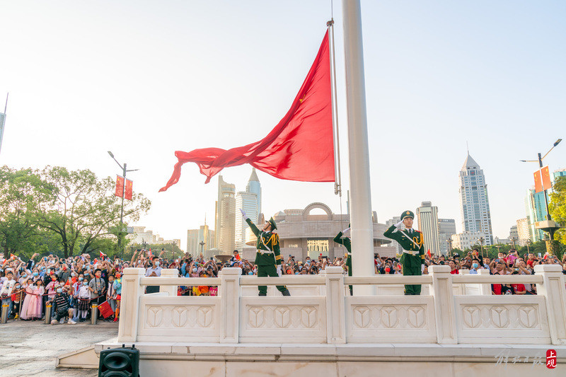 祝祖国母亲生日快乐,今晨上海人民广场隆重举行升旗仪式