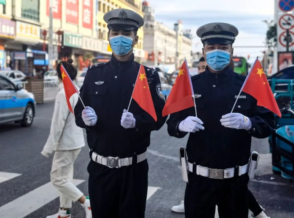 【祝福祖国守护平安】国庆警察执勤忙 坚守岗位护平安