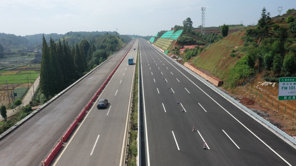 成乐高速公路乐山段主线右幅完工通车