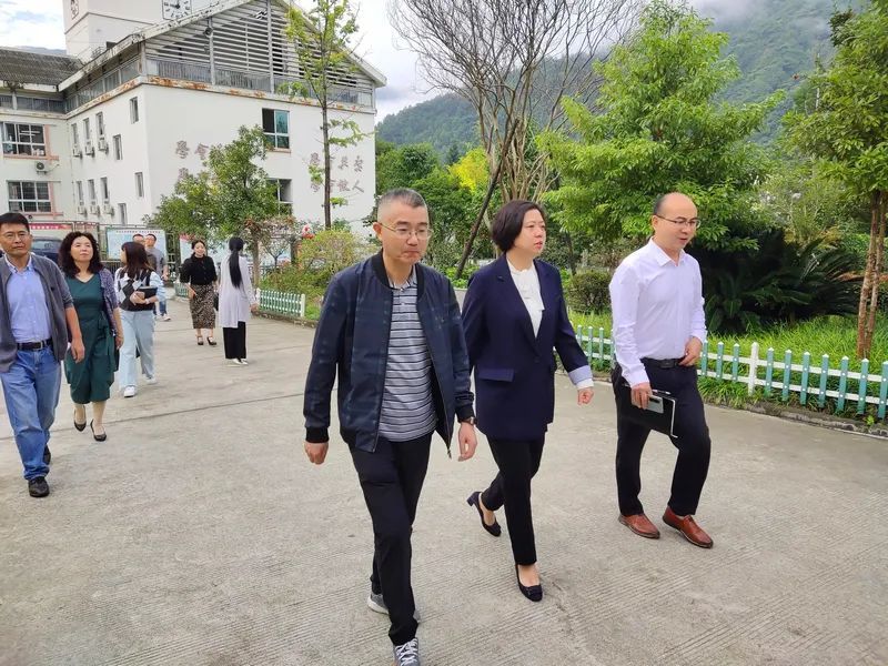 副县长佘兰一行到平武中学开展调研