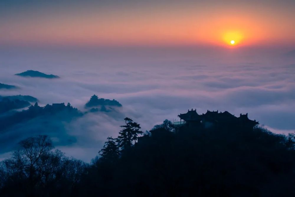 在岁月与山河间拥抱您,祖国!