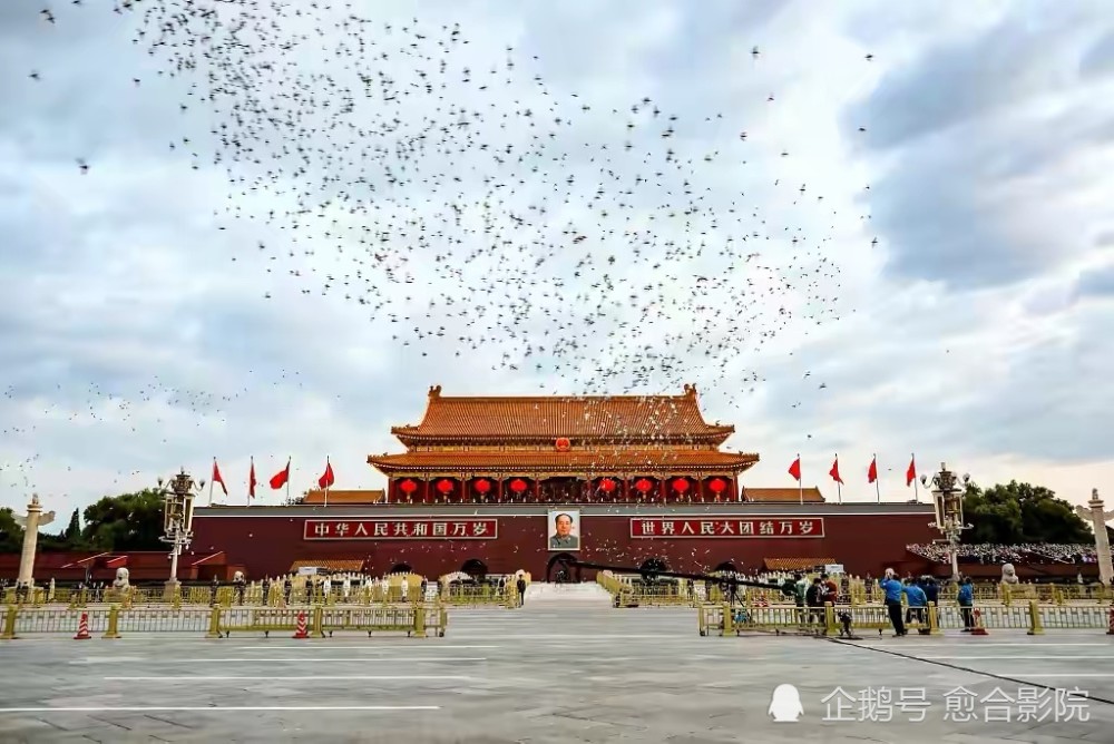 天安门广场举行国庆升旗仪式《北京天安门》